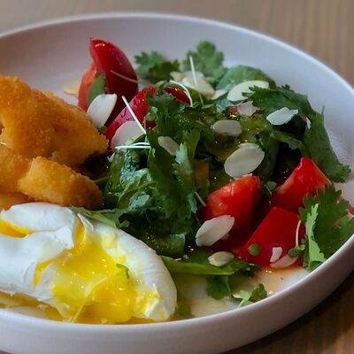 Салат с хрустящими креветками и томатами в Raison D’être по цене 510 ₽