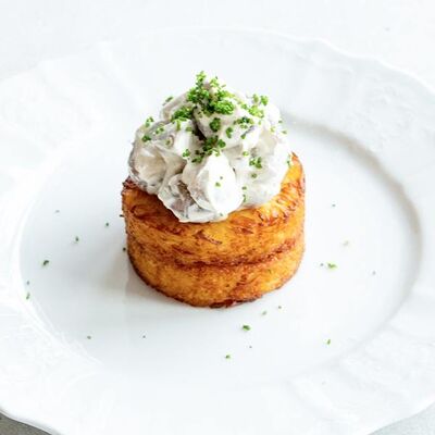 Драники с груздями и копченой сметаной в Pioner по цене 760 ₽