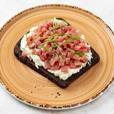 Смёрребрёд с тунцом холодного копчения в Beer House по цене 620 ₽