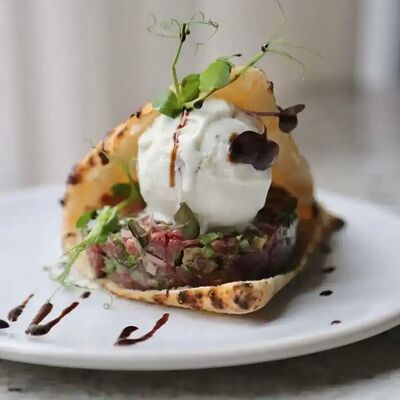 Тартар из говядины с кремом из горгонзолы в Tin по цене 980 ₽