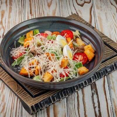 Цезарь с курицей в Тут харчо по цене 683 ₽