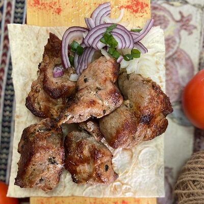 Шашлык из cвинoй шеи в Мацони по цене 455 ₽
