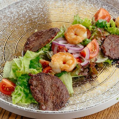 Салат с медальонами из говядины и тигровыми креветками в Витебский трактир по цене 38 р.