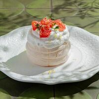 Меренговый десерт с грейпфрутомв Двор Помидор