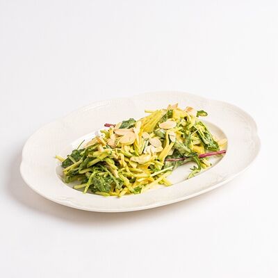 Салат с курицей, яблоком и персиком под манговым йогуртом в Британские Пекарни по цене 475 ₽