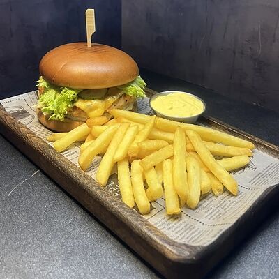 Бургер с лососем и картофелем фрив Лось Лосось по цене 980 ₽