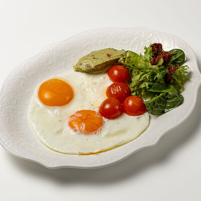 Яичница с томатами черри и легким салатом в Сказка по цене 410 ₽