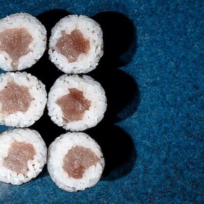 Маки ролл с тунцомв Суши Лавка по цене 299 ₽