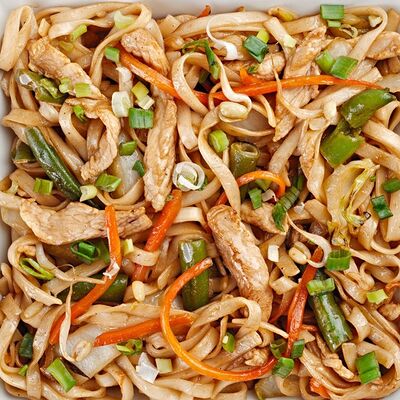 Курица в устричном соусе с яичной лапшой в Kim's по цене 448 ₽