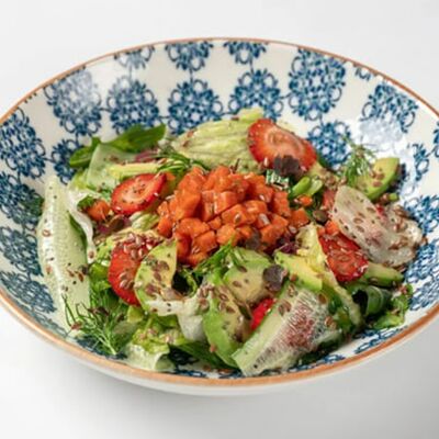 Зелёный салат с тартаром из нерки и свежей клубникив SAGA по цене 690 ₽