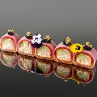 Сашими ролл с лососем и трюфель крабом в OUGI