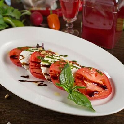 Спелые южные томаты с фермерским сыром в Катюша Katyusha по цене 590