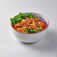 Лапша с говядиной в соусе черный перец в WU SHU