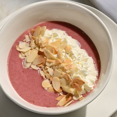 Ягодная гурьевская каша со сметанным муссом и миндалем в 12 kitchen & wine по цене 640 ₽