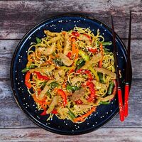 Яичная лапша со свининой в Робинfood