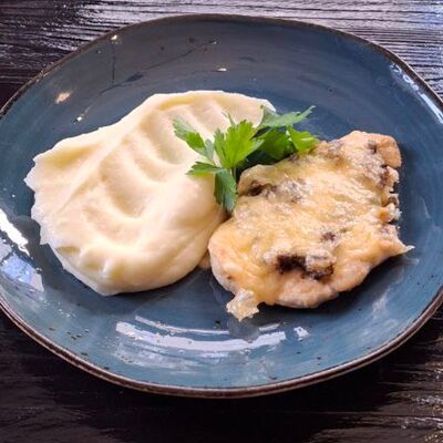 Филе птицы, запеченное с шампиньонами и сыром, картофельное пюре в Длинный нос по цене 350 ₽
