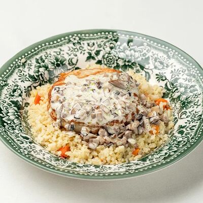 Котлета из индейки с булгуром и грибным рагу в Кафе Калачи по цене 680 ₽