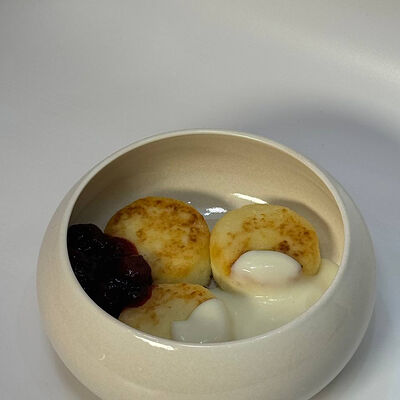 Сырники с вишней и сметаной в Krems по цене 490 ₽