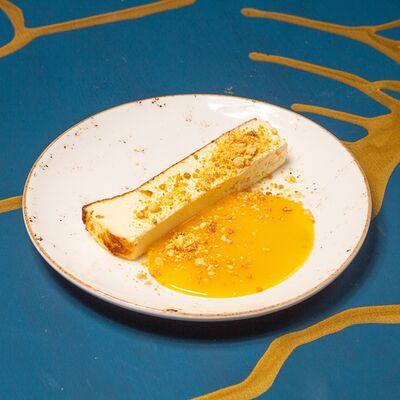 Чизкейк с карамелью из маракуйи в Dolce Vita по цене 390 ₽