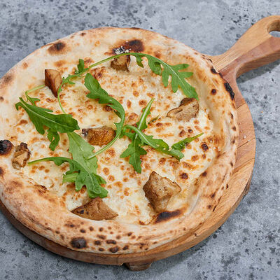 Пицца с белыми грибами, пармезаном и трюфельным маслом в Belochka по цене 710 ₽