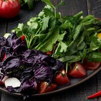 Тарелка свежих овощей и зелени в Колхида Palace