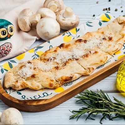 Кальцоне Ветчина-грибы в Lucia osteria по цене 470 ₽