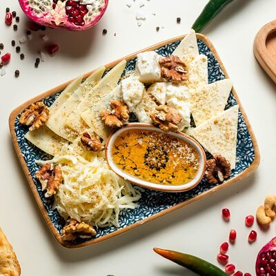 Ассорти кавказских сыров в Бакладжан по цене 970 ₽