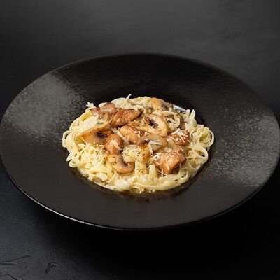 Паста с курицей и грибами в Пекаридзе по цене 565 ₽