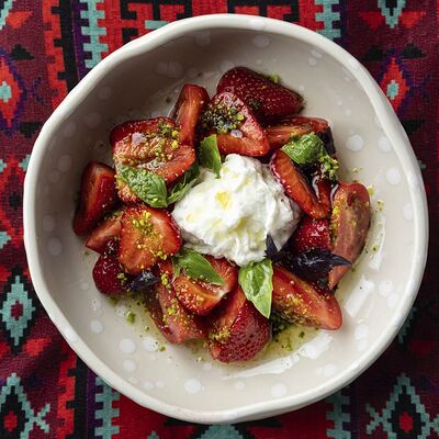 Салат с клубникой и страчателлой в Eshak по цене 990