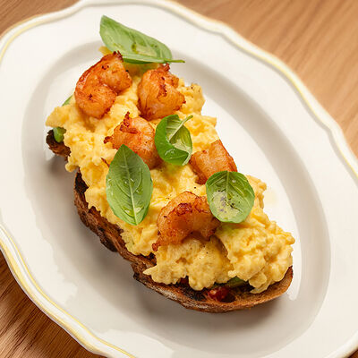 Скрембл с креветками и авокадо на брускетте в Olio по цене 790 ₽