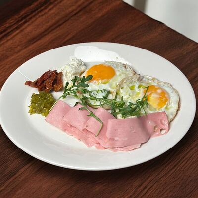 Глазунья с мортаделлой, вяленым томатом и страчателлойв PAPPONE по цене 908 ₽