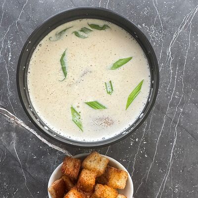Суп сливочный с курицей и сухарикамив Eurasiafood по цене 400 ₽