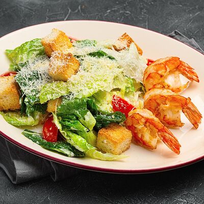 Салат Цезарь с тигровыми креветками в Гранат по цене 690
