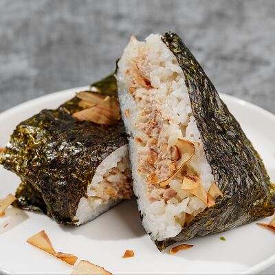 Онигири с тунцом в Аками рамен по цене 260 ₽