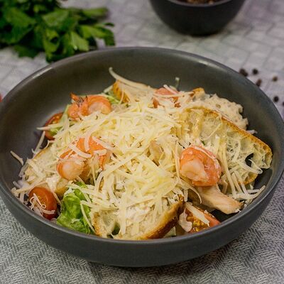 Салат Цезарь с креветками в Кампус по цене 600 ₽