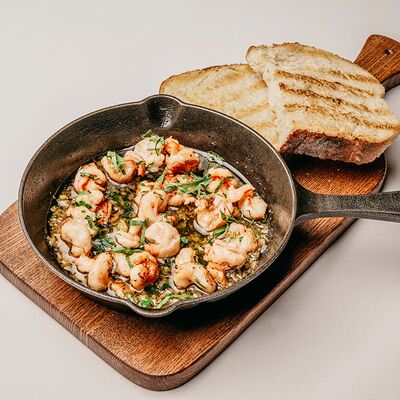 Креветки с чесноком и петрушкой в Клёво по цене 1450 ₽