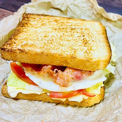 Сэндвич с яйцом и беконом в Шавуха Street по цене 240 ₽