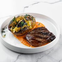 Говяжий язык на гриле с печеным картофелем в Le Bistro