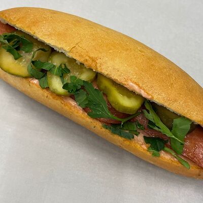 Хот-дог с жареной сосиской в Хлеборезов по цене 145 ₽