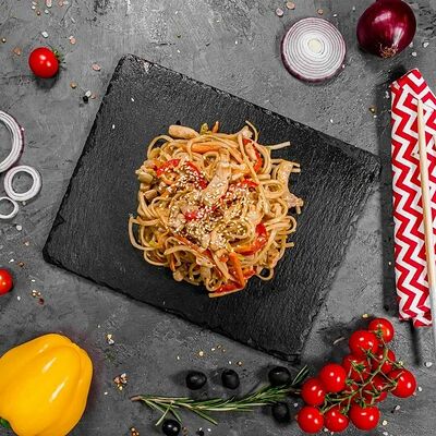 Вок с лососем в Суши Пати по цене 520 ₽