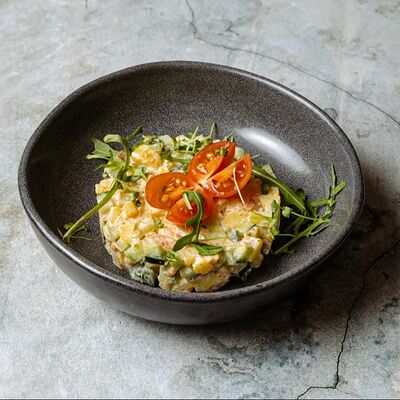 Салат со слабосоленой форелью в Moloko по цене 710