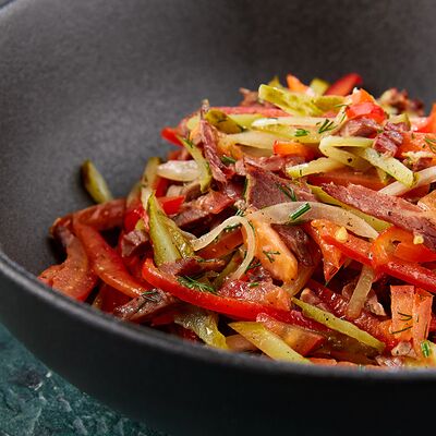 Салат Кавказский с отварной говядиной и овощами в ЕрмолаевЪ Генштаб по цене 490 ₽