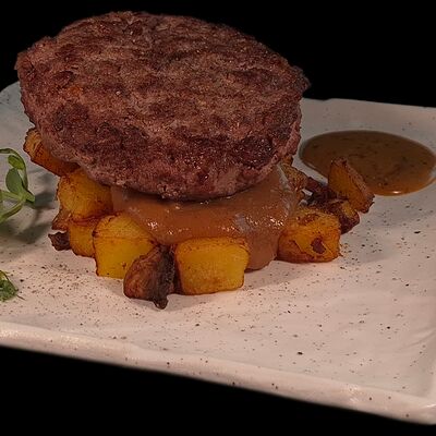 Бифштекс из мраморной телятины с луково-перечным соусом и картофелем в Чerdak по цене 620 ₽