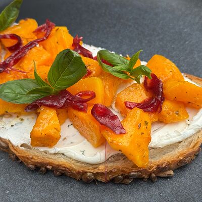 Брускетта с тыквой и творожным сыром в Encore Cafe по цене 600 ₽
