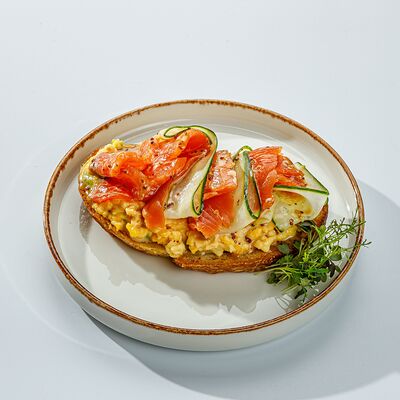 Брускетта с форелью, скремблом и гуакамоле в The Brasserie по цене 650 ₽