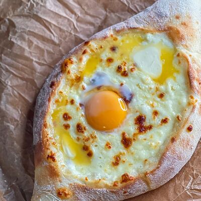 Хачапури по-аджарски классический в Генацвале по цене 500 ₽