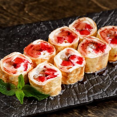 Ролл клубника банан в Суши & Саке Izakaya Bar по цене 747 ₽