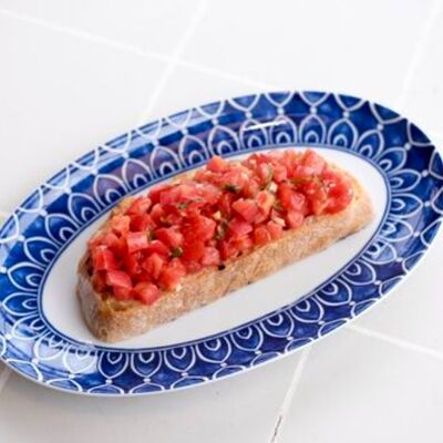 Брускетта с бакинскими томатами и базиликомв Кукумбер по цене 710