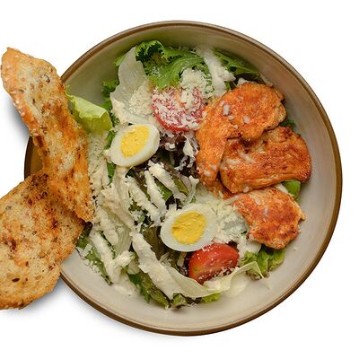 Салат Цезарь с курицей и авторским соусомв Горький по цене 859 ₽