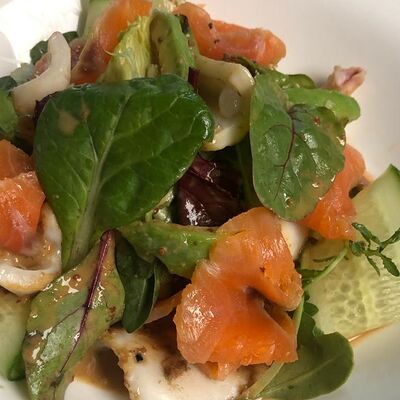 Салат с сёмгой слабосоленой и кальмаром в Первая реберная Кухня по цене 680 ₽